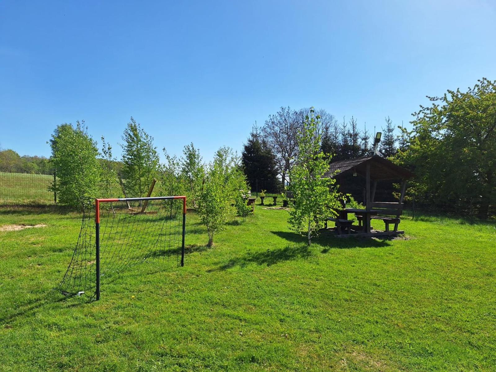 Camping, Zabierz Wlasny Namiot Kameralne Pole Namiotowe Z Basenem Kinem Plenerowym Miejscem Na Ognisko I Placem Zabaw Zywe Zwierzeta Giebultow (Lwowek Slaski)